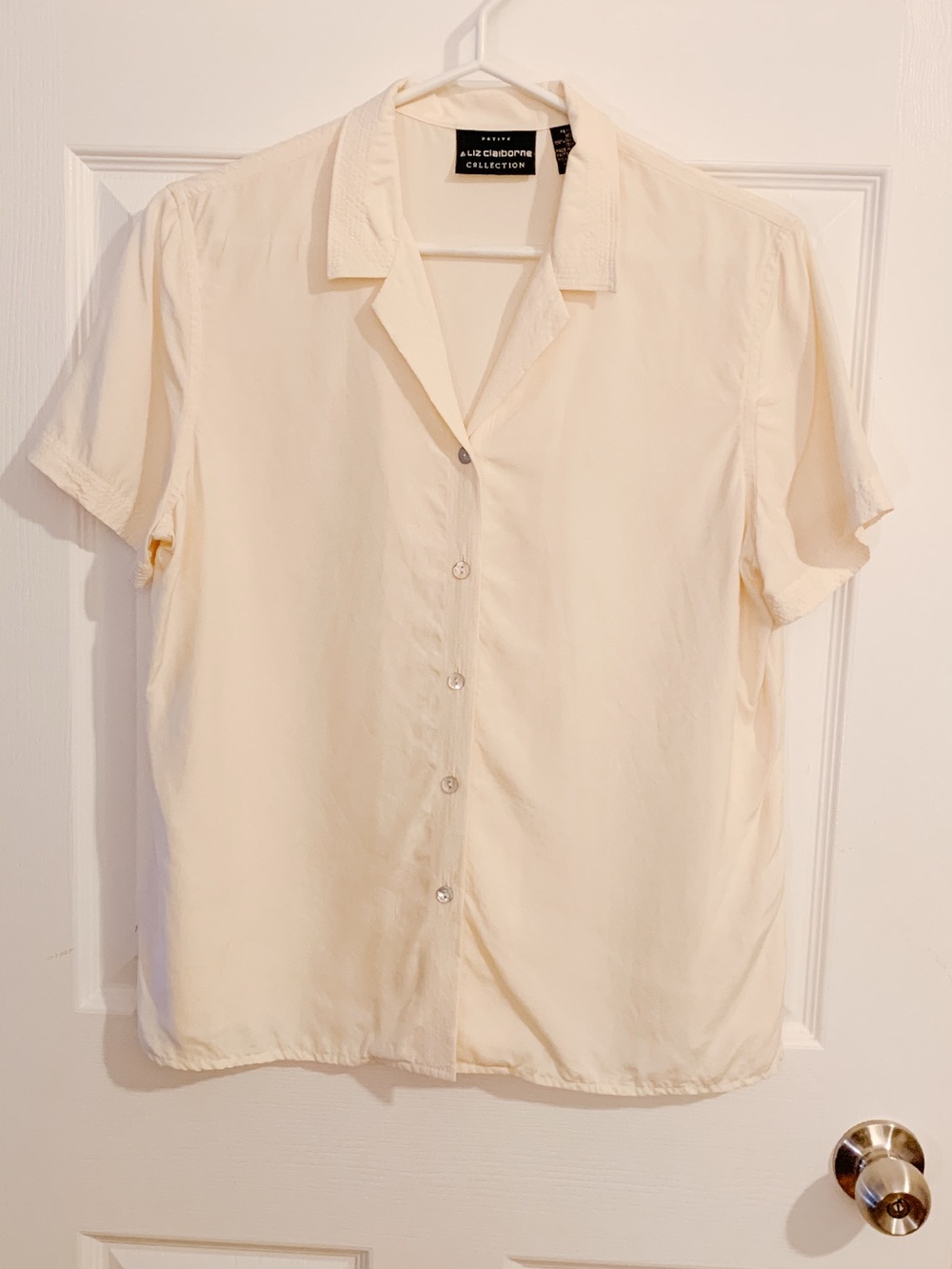 Liz Claiborne Petite Cream Short Sleeve Button Front 100% silk top - size 10